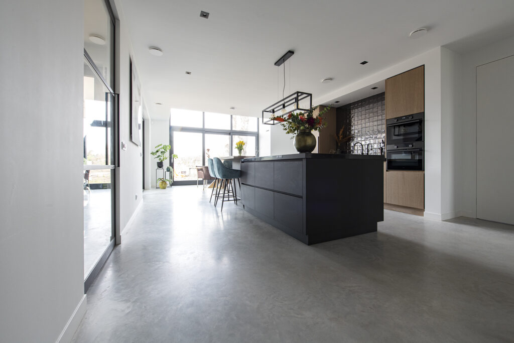 Woonbeton vloer eetkamer en keuken impregneren